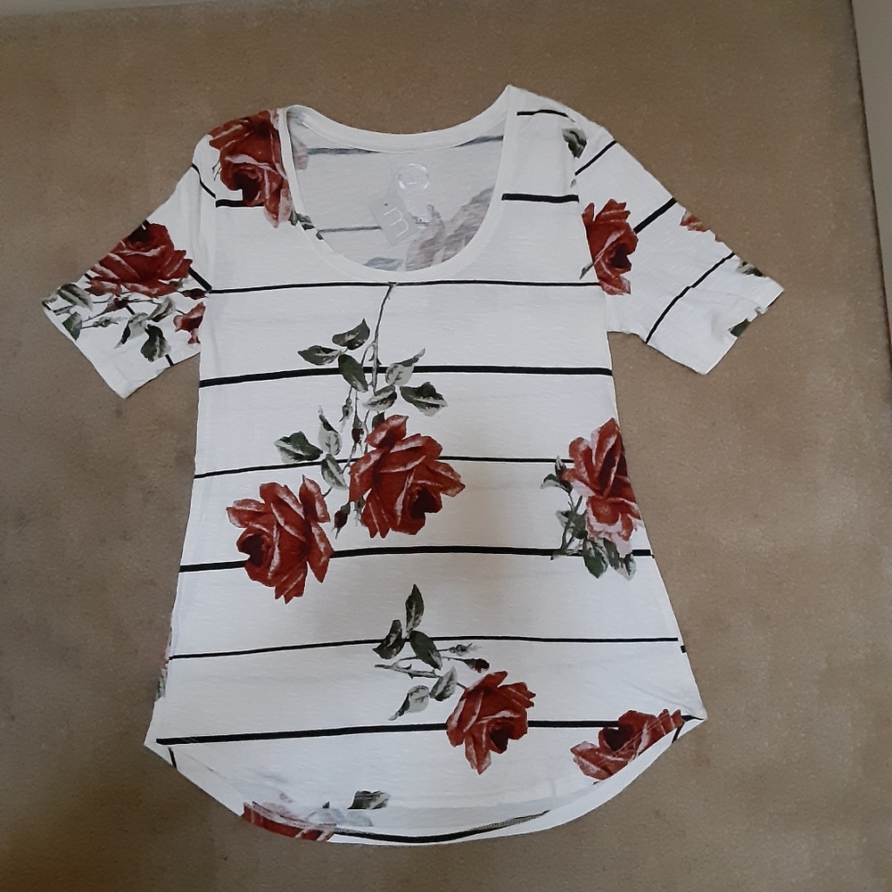 🌹NWT striped pattern rose design blouse